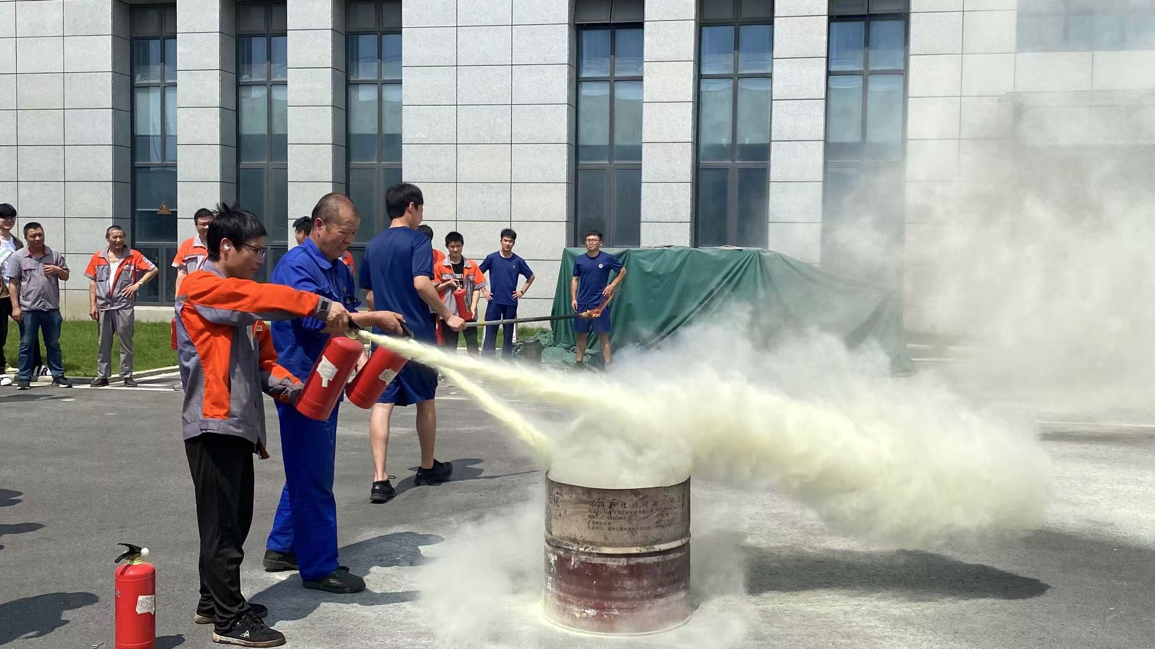 爭分奪秒，守護安全！新發(fā)現(xiàn)開展消防演習(xí)全力筑牢 “安全網(wǎng)”