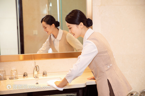 精細(xì)化協(xié)同 酒店管理中保潔員與餐飲部門在洗手臺清潔上的無縫銜接